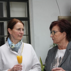 Vereinbarkeitssprecherin Barbara Fruhwürth und die Geehrte ehemalige Schularbeitskreisleiterin Sieglinde Guserl